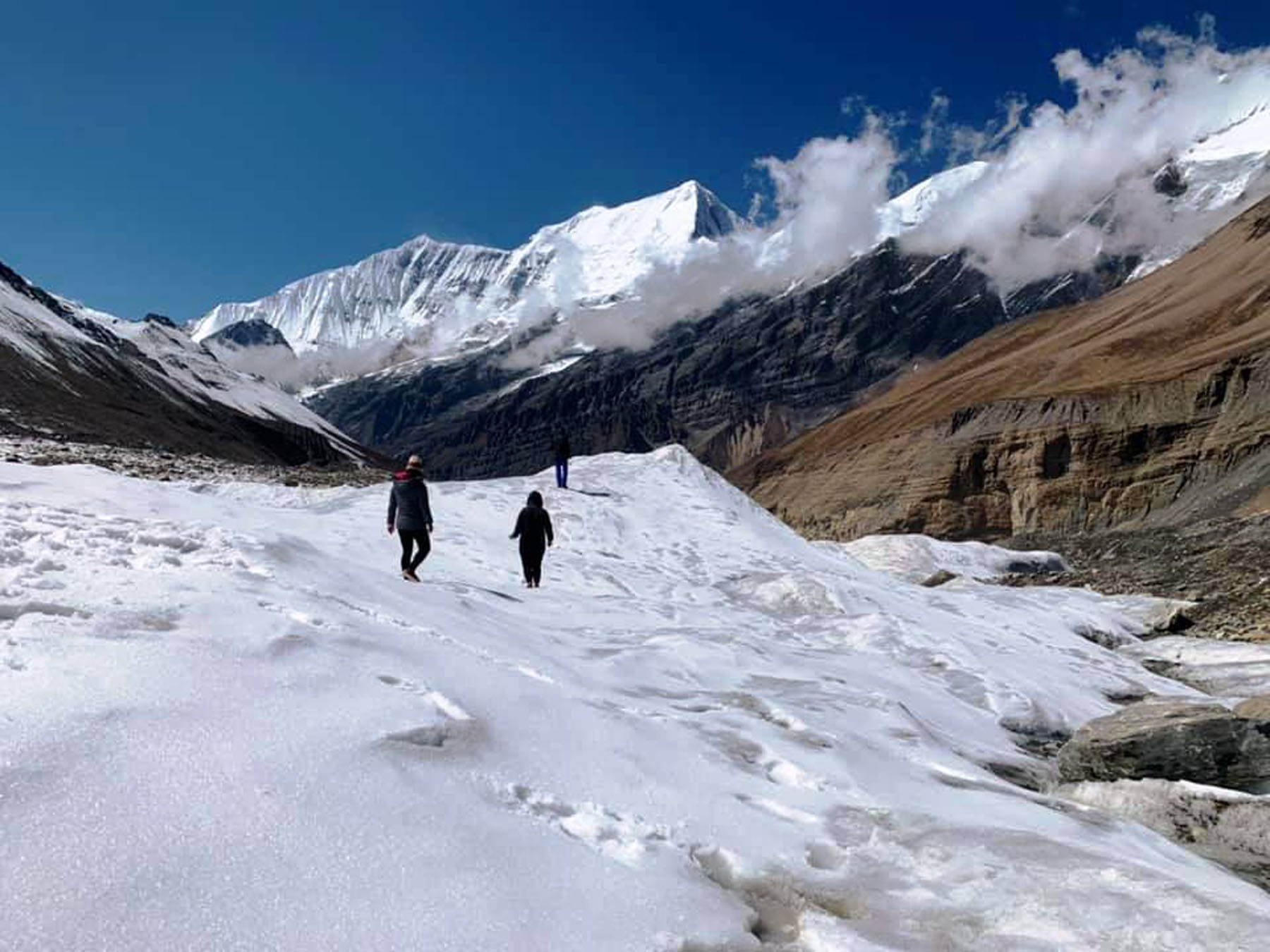 बुधबार एकैपटक आठ जना पर्वतारोही धौलागिरिको चुचुरोमा